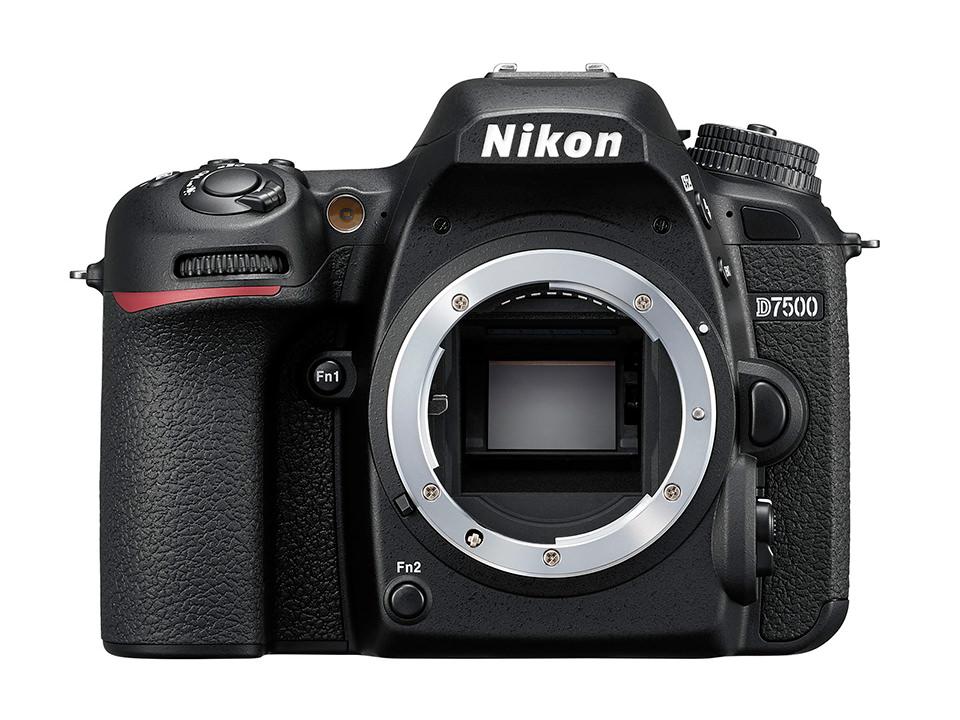 Nikon D7500 + Objetivo 70 - 200 mm + Objetivo 50 mm + Mochila Nikon + Trípod